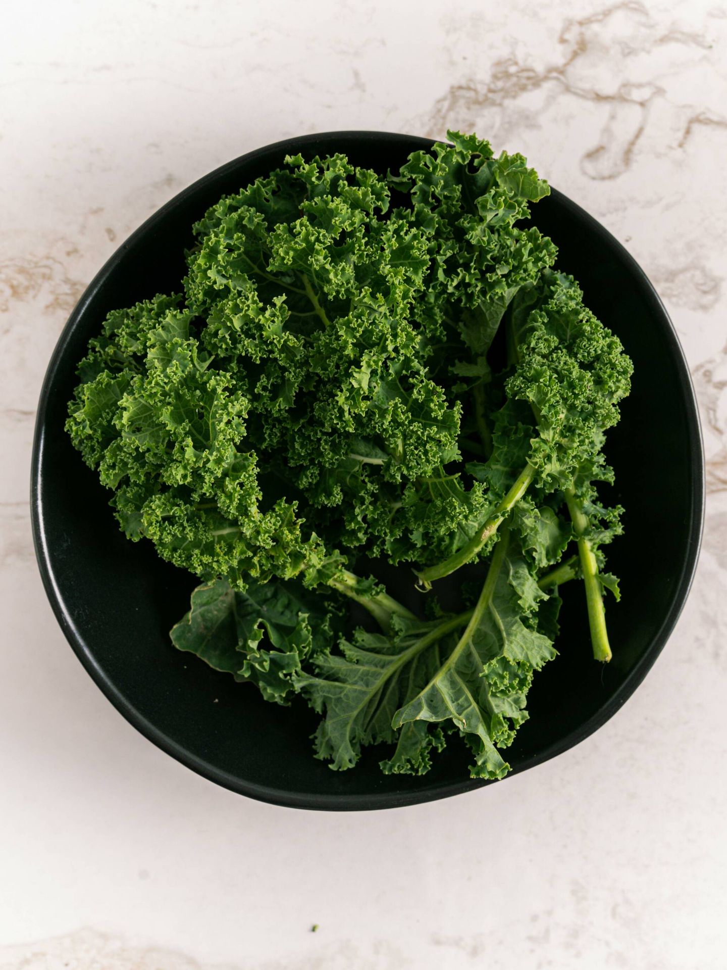 El kale podemos tomarlo cocinado o en ensaladas. (Pexels/Antoni Shkraba)