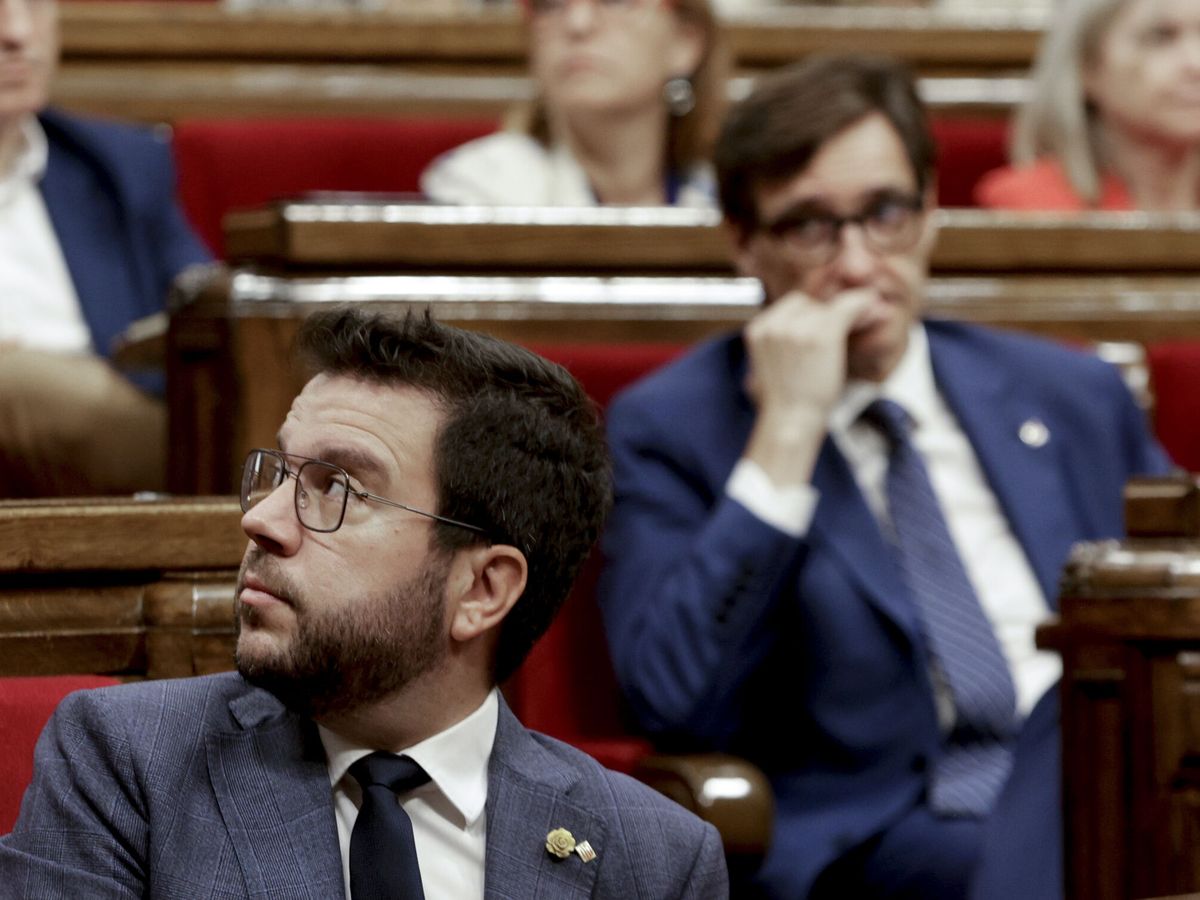 Foto: El presidente de la Generalitat, Pere Aragonès (i), y el líder del PSC, Salvador Illa (d), durante el pleno del Parlament. (EFE/Quique García)