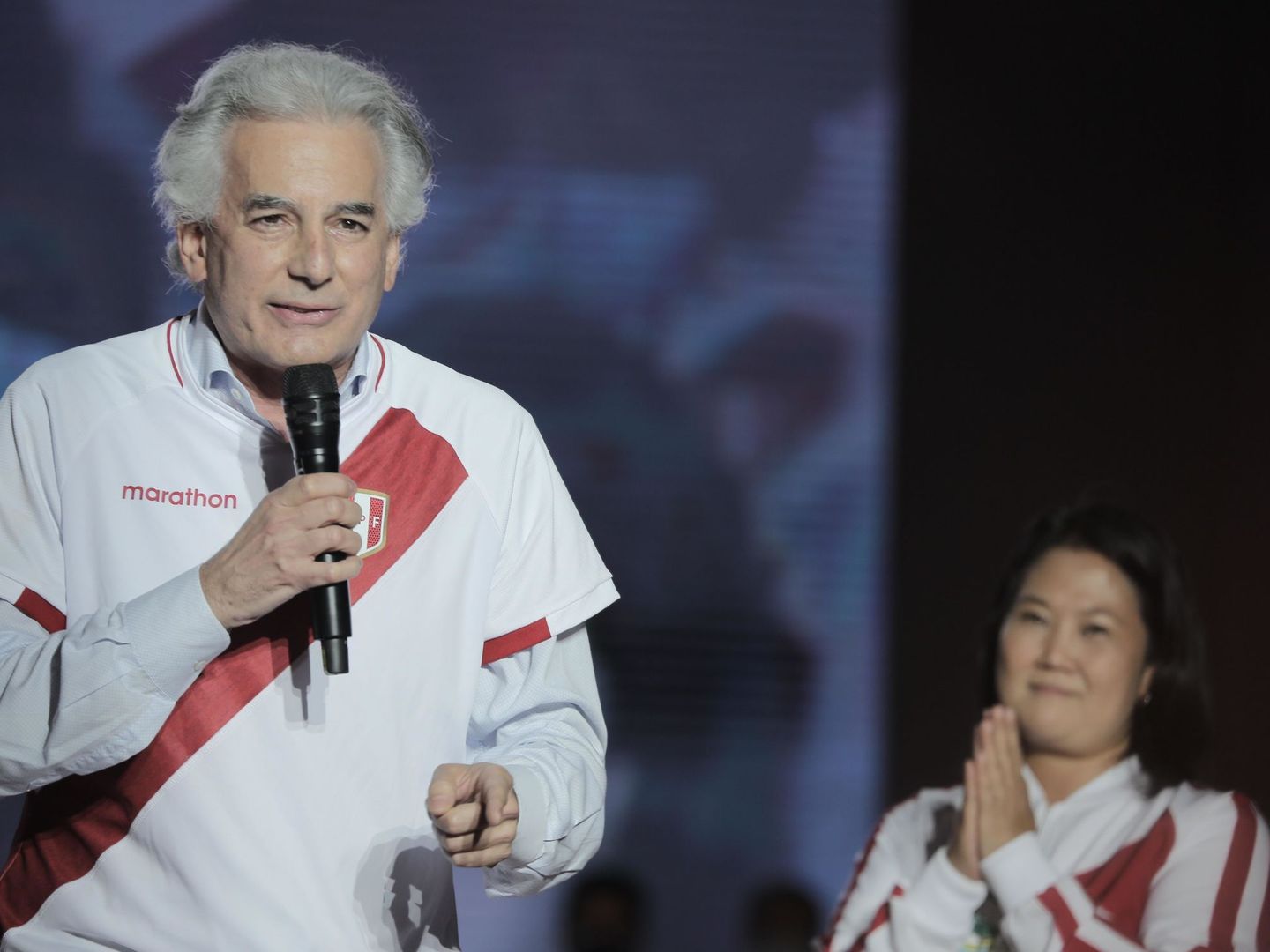 Álvaro Vargas Llosa, hijo del Premio Nobel, apoya en un mitin a la candidata Keiko Fujimori. (EFE)