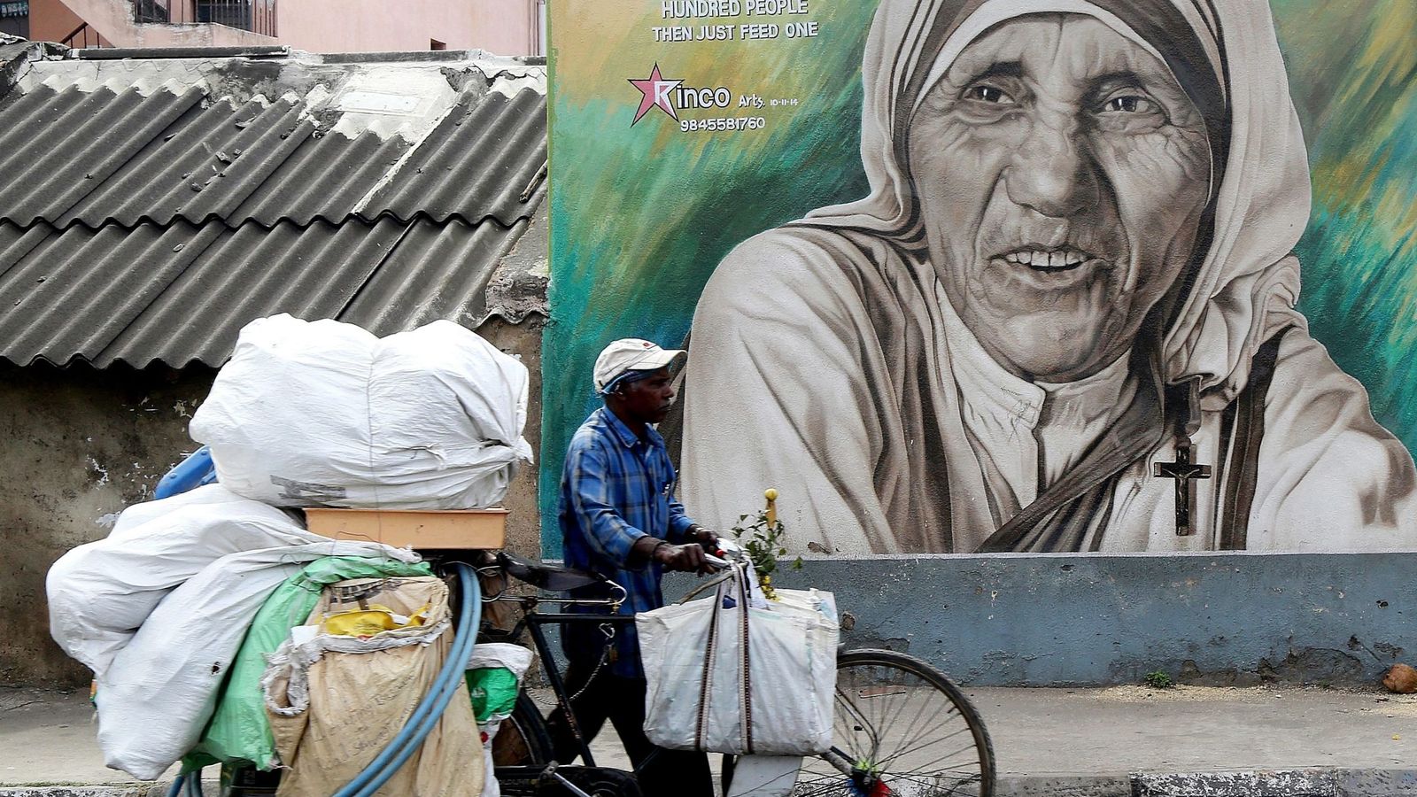 Foto: Mural de la madre Tresa en Bangalore, India. (Efe)