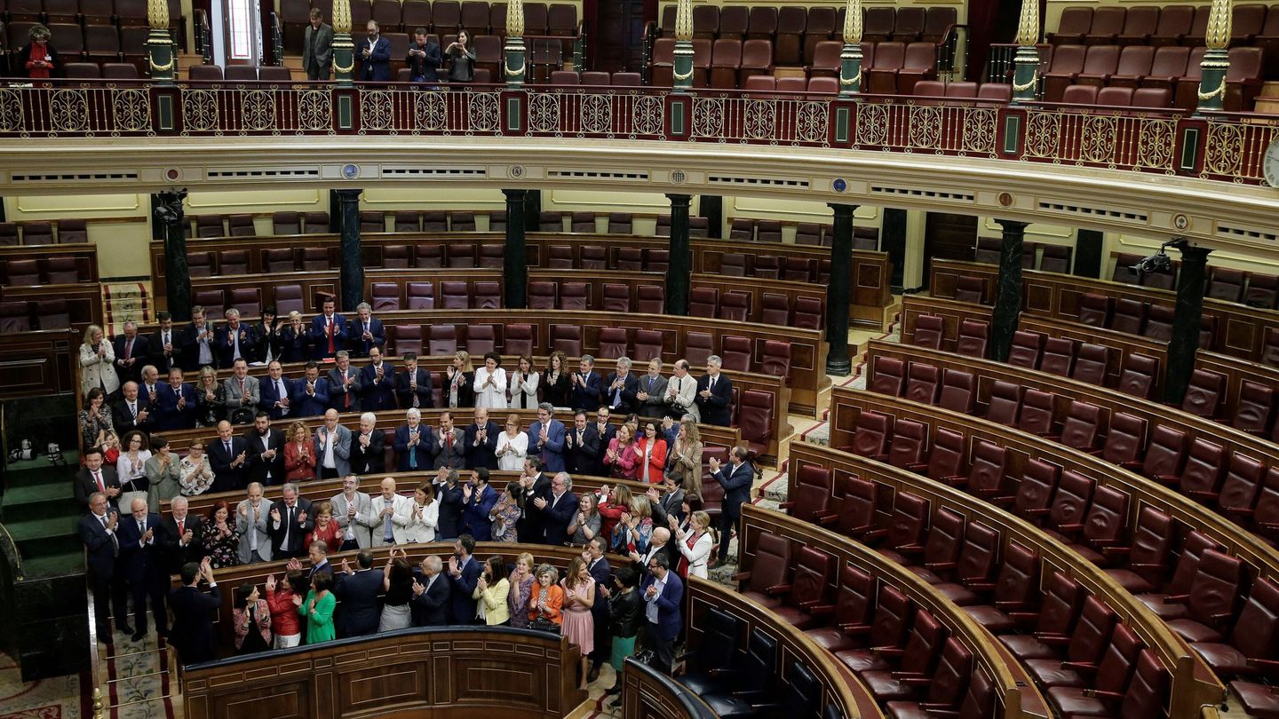 Pedro Sánchez es aplaudido por su grupo parlamentario en el Congreso tras el triunfo de la moción de censura, el pasado 1 de junio. (EFE)