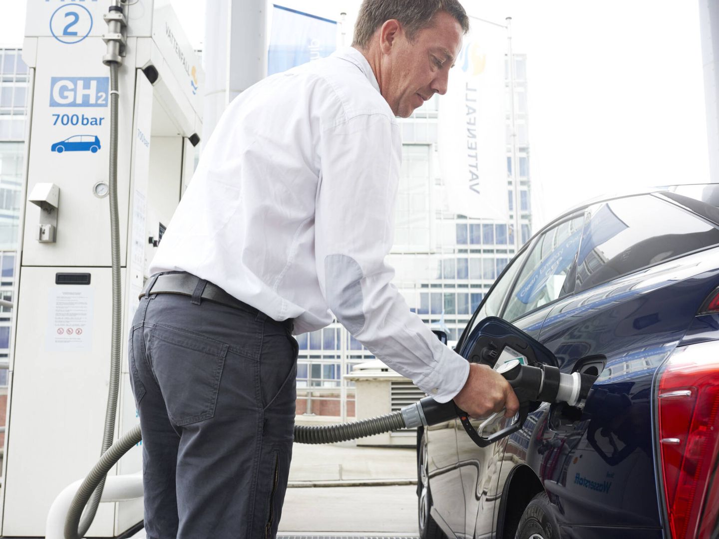 El repostaje de hidrógeno de un vehículo de pila de combustible puede llevar solo tres minutos.