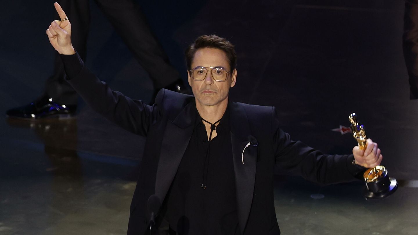 Robert Downey Jr. recogiendo su Oscar en la 96.ª edición de los premios. (Reuters)