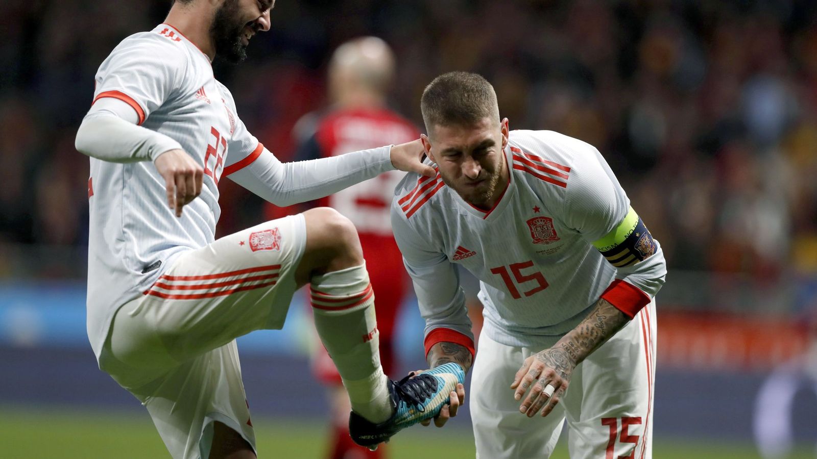 Foto: Isco y Sergio Ramos celebran un gol en el amistoso entre España y Argentina. (EFE).