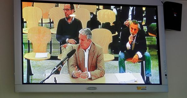Foto: Vista desde un monitor de la sala de prensa de la Audiencia Nacional de la declaración de Pablo Crespo. (EFE)