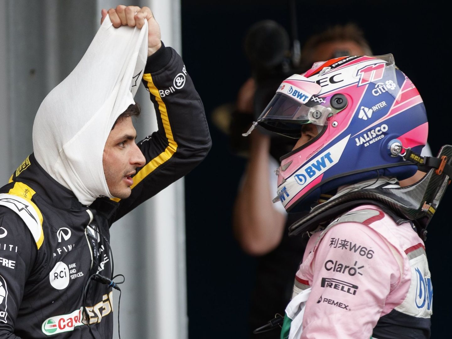 Sainz y Pérez en una imagen tras el GP de Azerbaiyán cuando el español pilotaba para Renault. (EFE)
