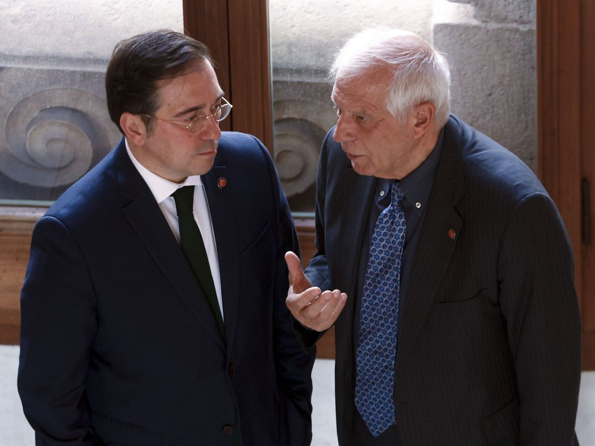 Foto: Josep Borrell conversa con José Manuel Albares antes del inicio del Foro Regional de la Unión por el Mediterráneo. (EFE/Quique García)