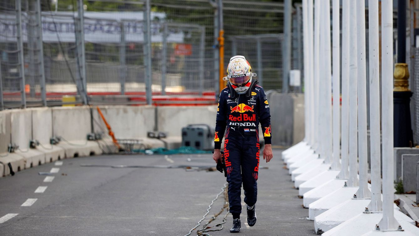 Alonso (6º), invitado sorpresa en la locura de Bakú: Verstappen y Hamilton, sin puntos