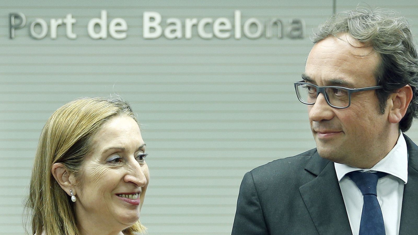 Foto: Ana Pastor y el 'conseller' de Transportes, Josep Rull, en la firma de los convenios para el acceso sur al Puerto de Barcelona. (EFE)