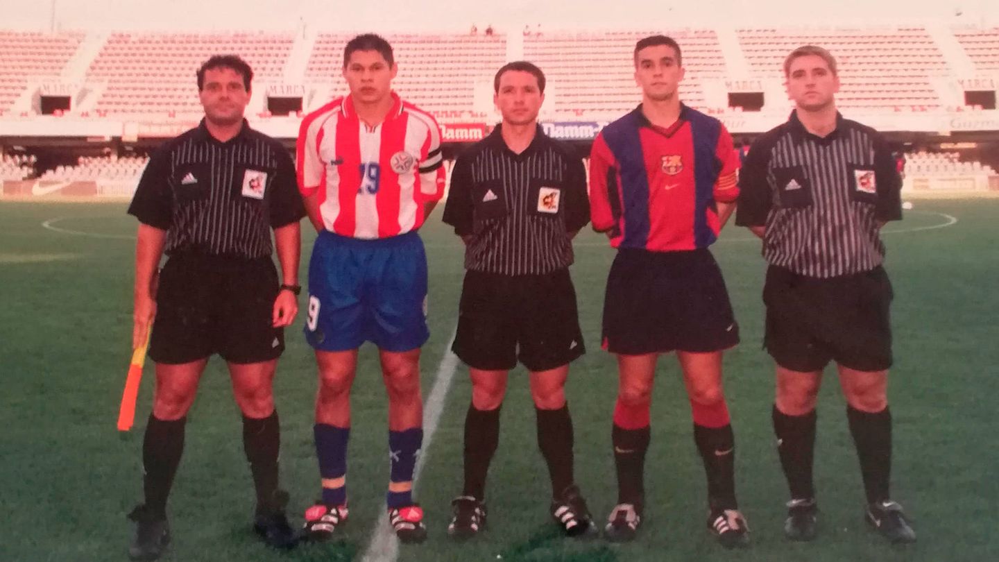 Torres, a la izquierda, durante su época como árbitro profesional. (EFE)