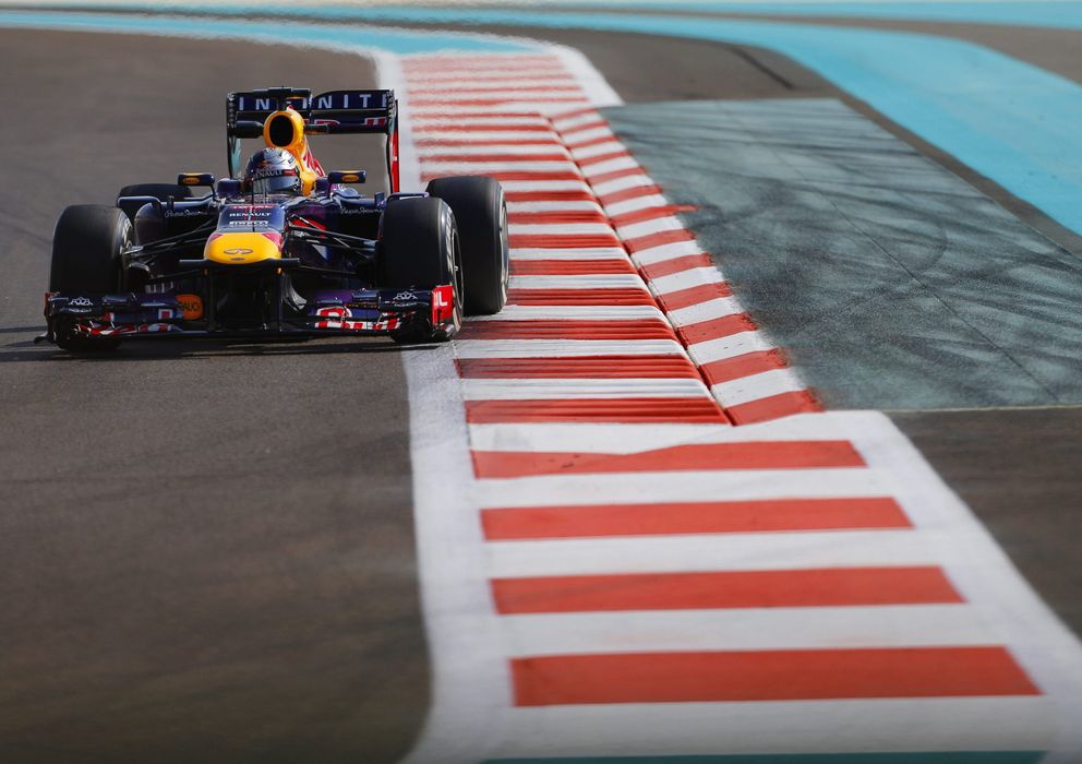Foto: Sebastian Vettel rodando por la pista de Yas Marina.