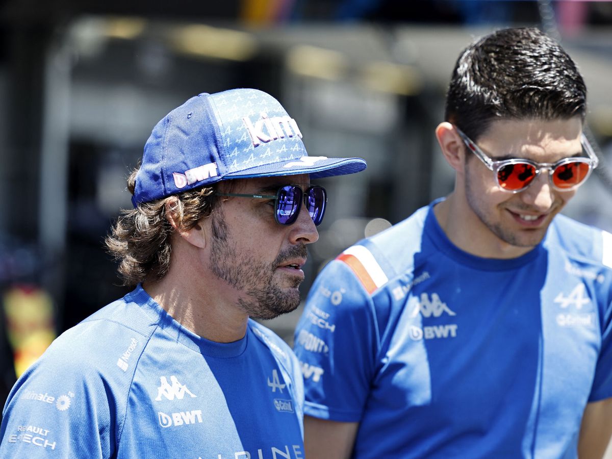Foto: Fernando Alonso y Esteban Ocon, antes de una carrera. (Reuters/Hamad I Mohammed)