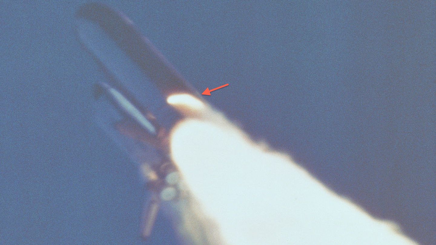 Imagen que muestra la fuga en el cohete derecho de combustible sólido que provocó la catástrofe. (NASA)