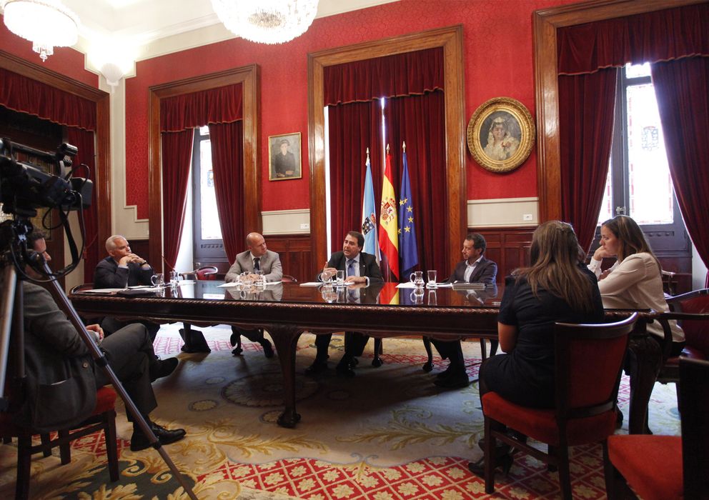Foto: En el centro, Carlos Negreira, alcalde de La Coruña (E. Villarino)