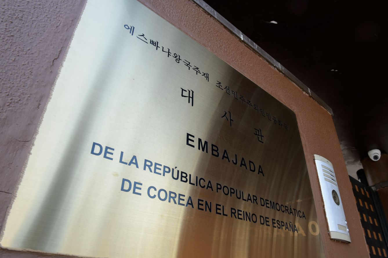 Placa a la entrada de la embajada de Corea del Norte. (Foto: D. Muñoz)