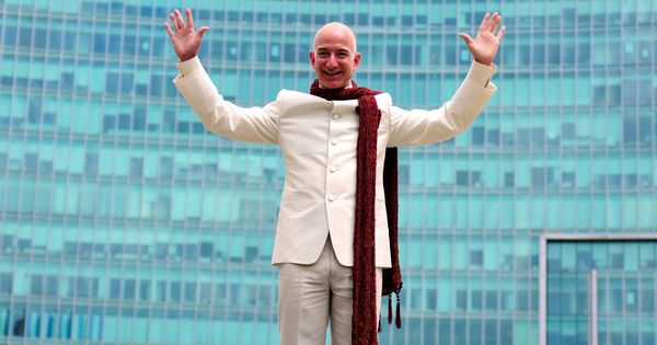Foto: Imagen de archivo de Jeff Bezos, fundador de Amazon, durante una visita a India en 2014. (Reuters)