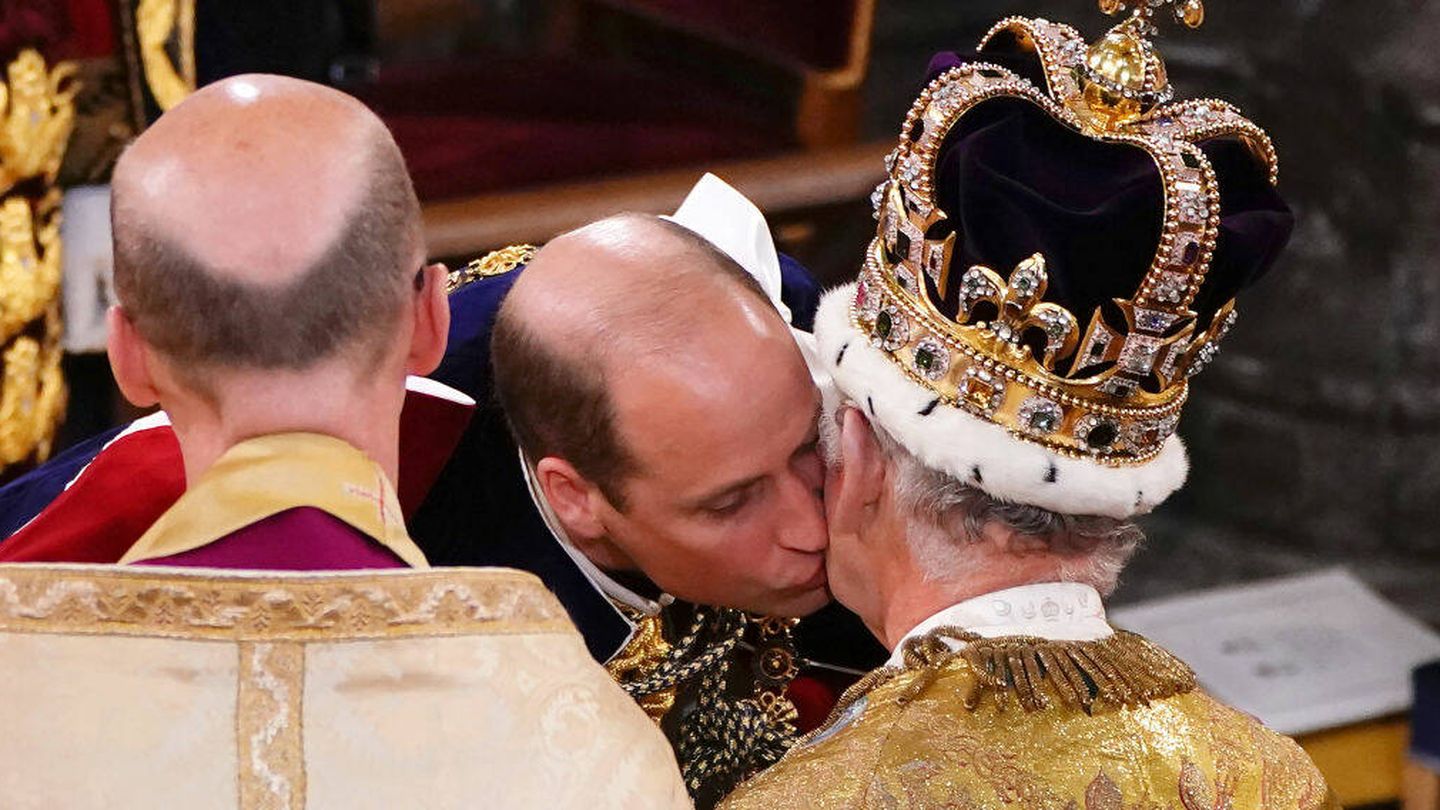 Guillermo besa a su padre durante su coronación. (Getty)