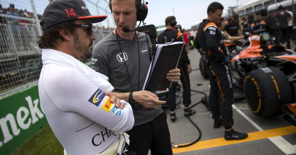 Foto: Fernando Alonso, junto a su ingeniero en la parrilla del GP de Canadá. (EFE)