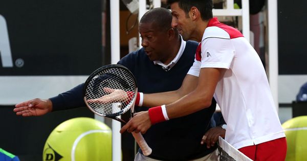 Foto: Djokovic discute una pelota a Carlos Bernardes. (Reuters) 
