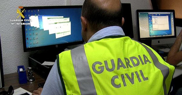 Foto: Un agente de la Guardia Civil revisa un ordenador. (EFE)