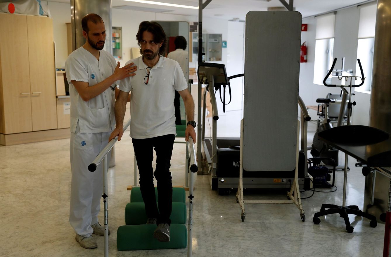 Un paciente se recupera de un ictus con un ejercicio de rehabilitación de fisioterapia en el Hospital Vall d'Hebron. (EFE)
