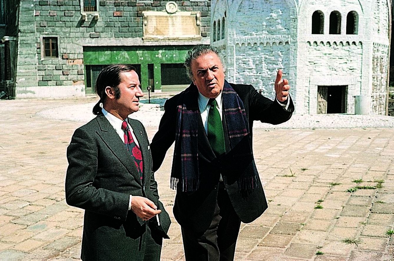 Berrocal y Fellini en los estudios de Cinecittà, en Roma, en 1974 (Fundación Berrocal).
