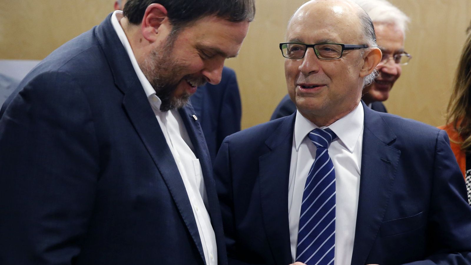 Foto: El vicepresidente de la Generalitat, Oriol Junqueras, junto al ministro de Economía, Cristóbal Montoro (EFE)