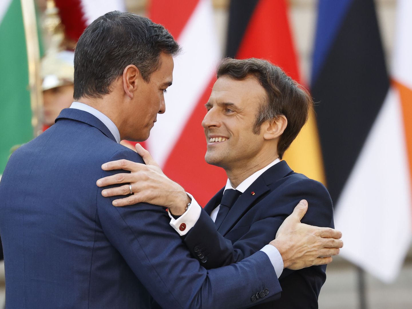 Los presidentes de España y Francia, Pedro Sánchez y Emmanuel Macron, se saludan en Versalles. (EFE/Chema Moya)