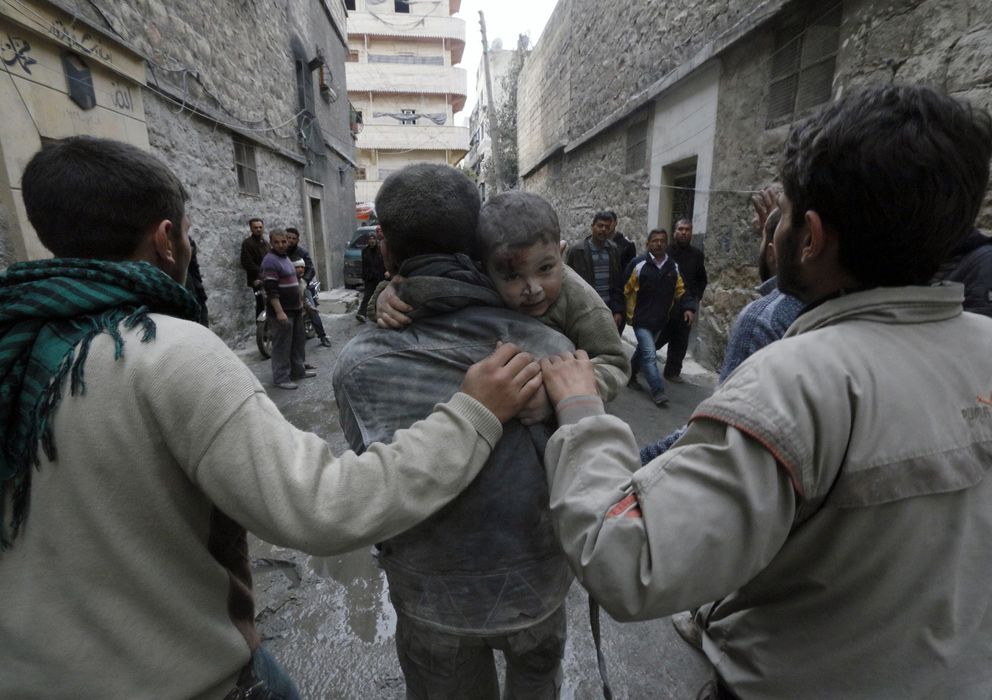 Foto: Un sirio rescata a un niño herido en un bombardeo de las fuerzas de Al Asad en Alepo, Siria (Reuters).