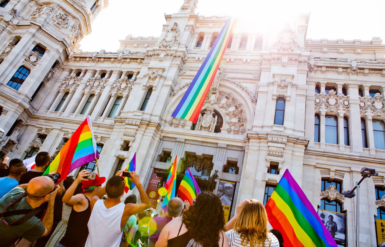 El Ayuntamiento de Madrid, engalanado con la bandera arcoíris (Foto: Mado)