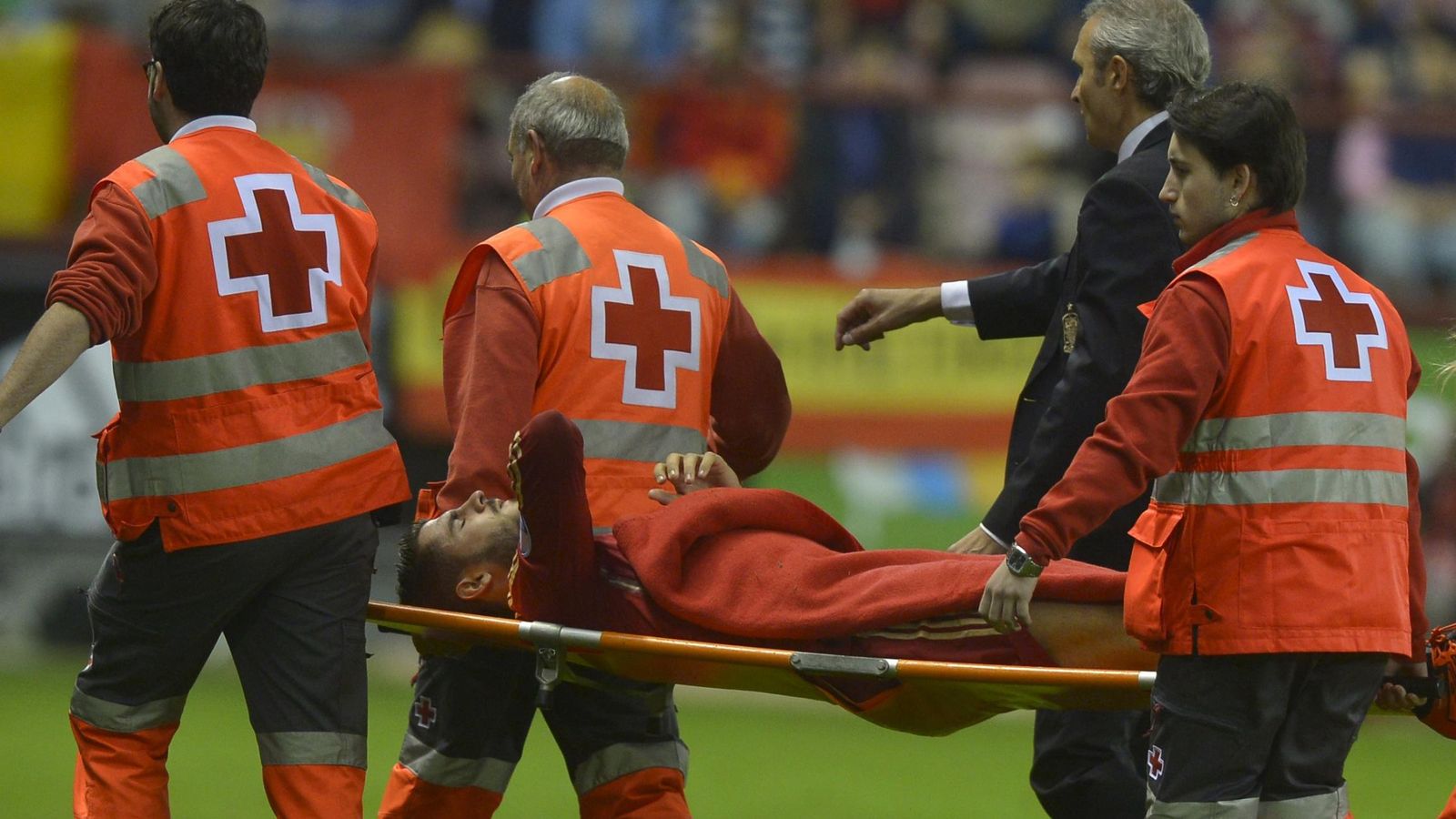 Foto: Morata se retira en camilla tras lesionarse (Reuters).