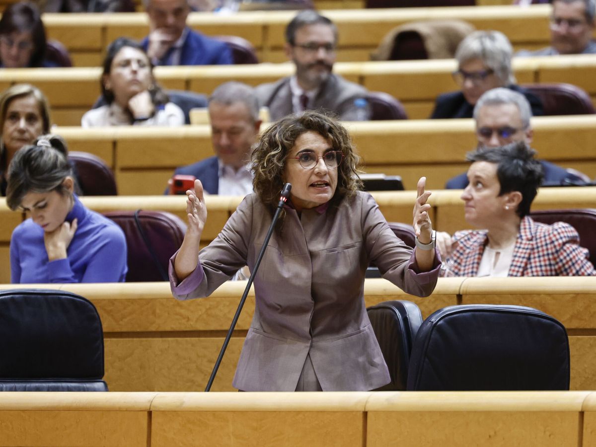 Foto: La vicepresidenta y ministra de Hacienda, María Jesús Montero, este martes, en la sesión de control al Gobierno en el Senado. (EFE/Sergio Pérez)