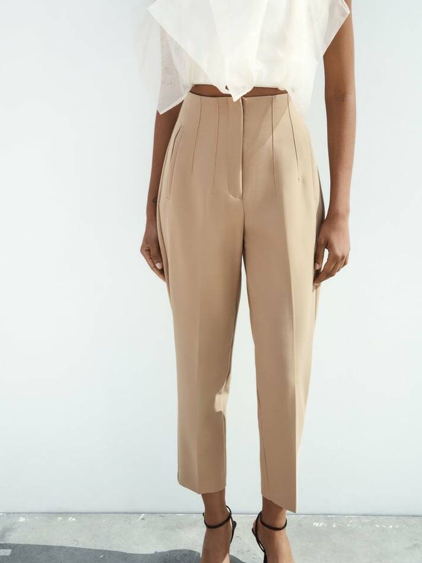 Pantalón de tiro alto con detalle de costuras de Zara. (Cortesía)