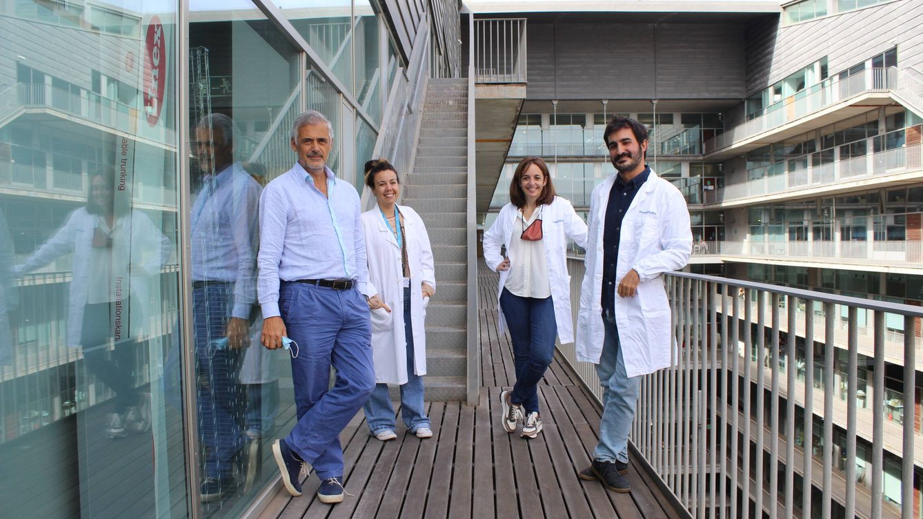 Foto: De izquierda a derecha, los investigadores del Centro de Regulación Genómica (CRG) de Barcelona Luis Serrano, Irene Rodríguez, María Lluch y Carlos Piñero. (Foto: CRG)
