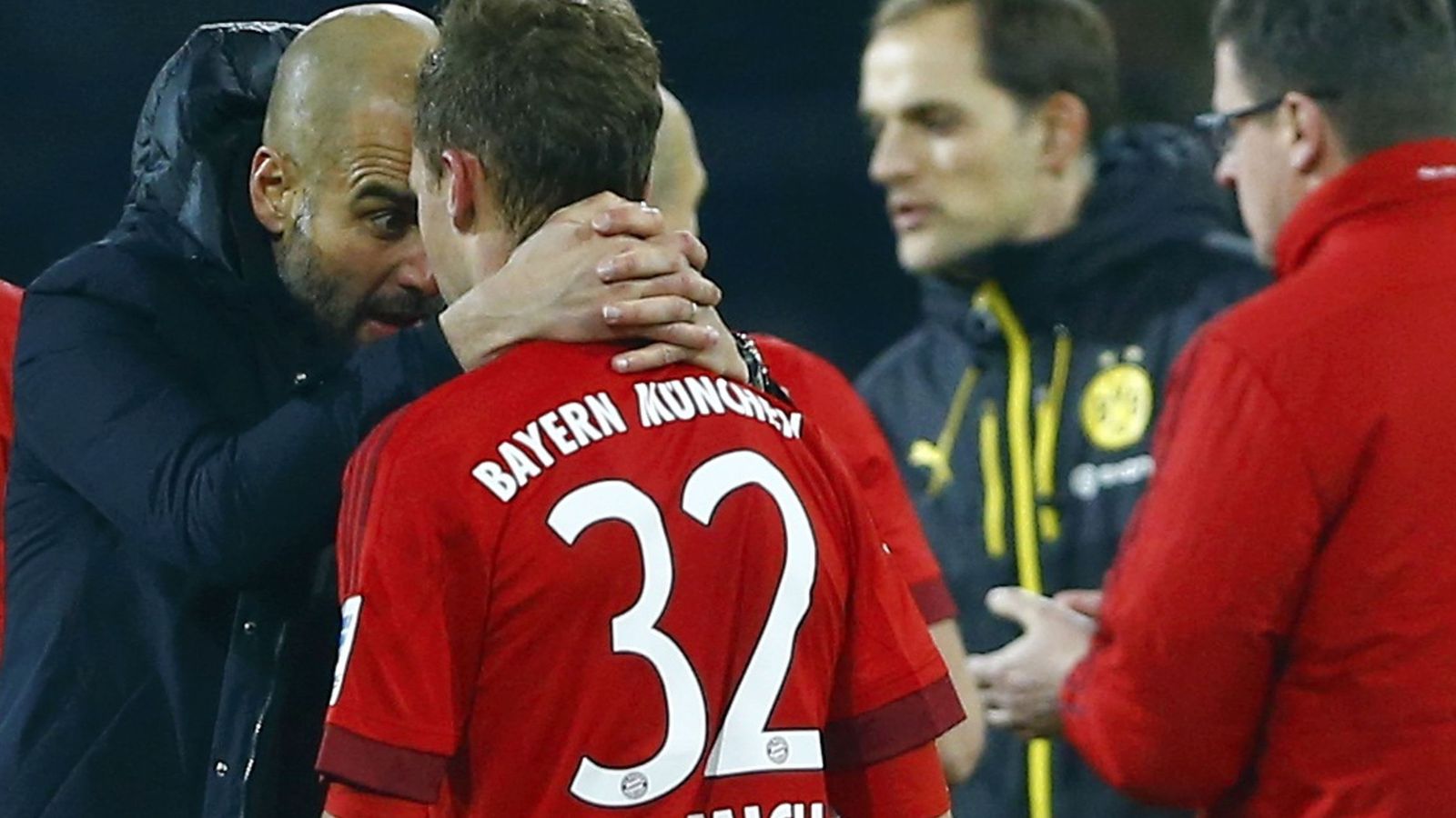 Foto: Guardiola habla con Kimmich tras el Borussia Dortmund-Bayern. (Reuters)