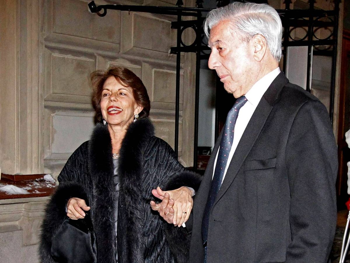 Foto: Mario Vargas Llosa y su segunda mujer, Patricia Llosa, en Estocolmo en 2010. (EFE)
