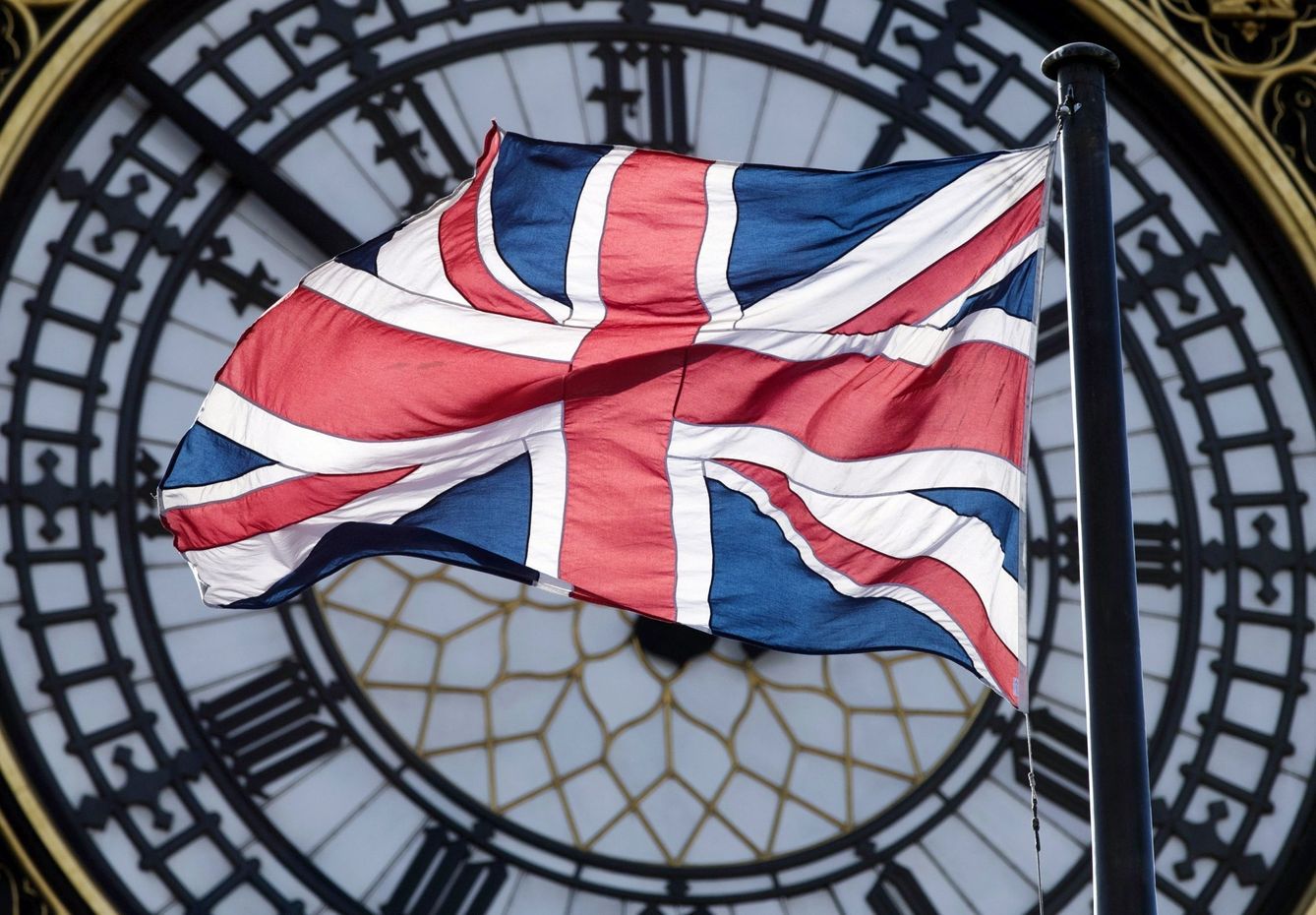La bandera nacional británica ante el Big Ben en Londres. (EFE)