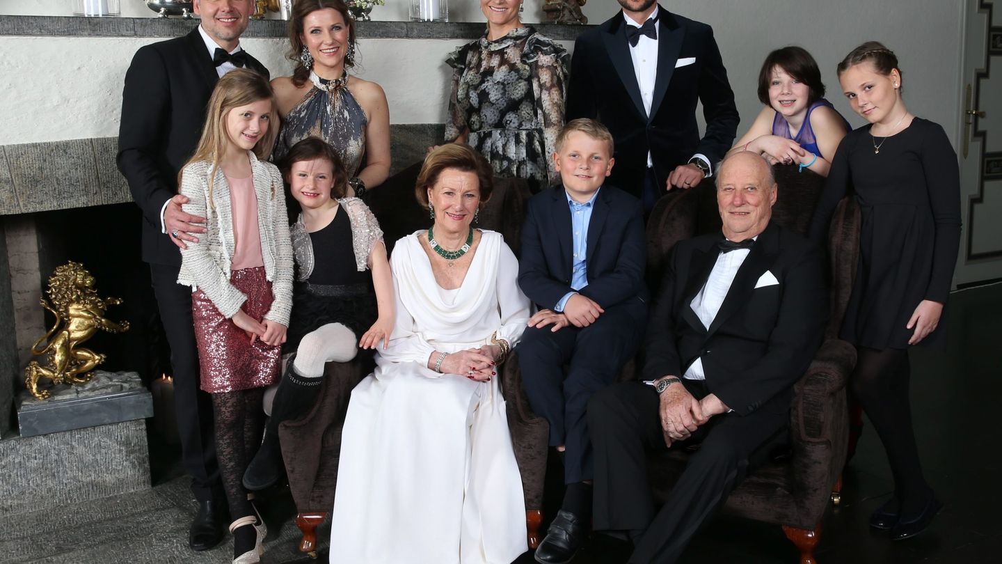 Imagen oficial de la familia real de Noruega, en la que aún estaba Ari Behn. (EFE)