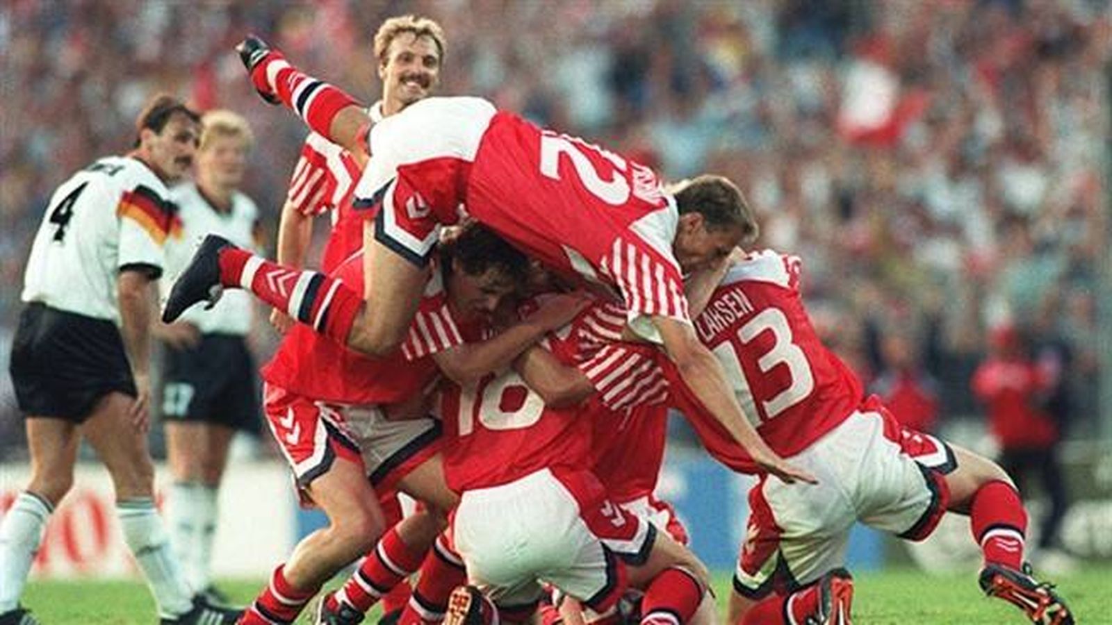 Foto: Los jugadores daneses hacen una piña con Vilfort tras marcar el segundo gol de la final ante Alemania (FOTO: UEFA).