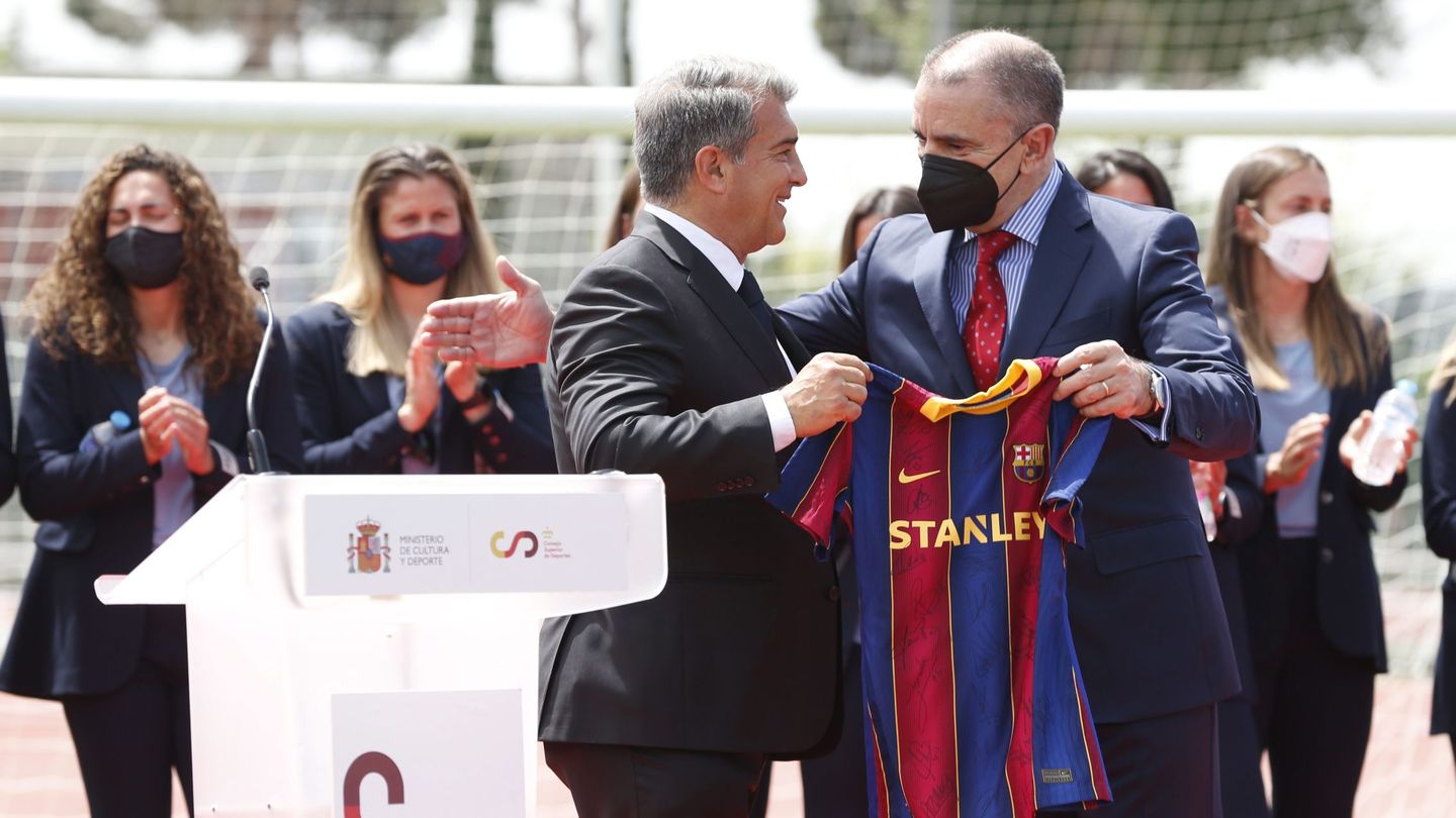 El presidente del FC Barcelona Joan Laporta, con su homólogo del CSD, José Manuel Franco. (EFE / Javier Lizon)