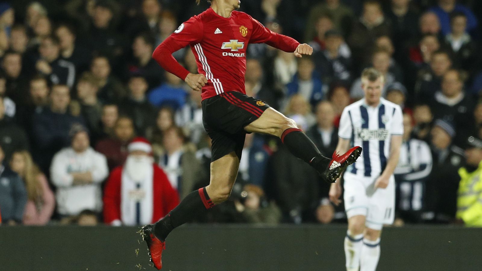 Foto: Ibra celebra un gol con el Manchester United al West Bromwich Albion. (REUTERS)