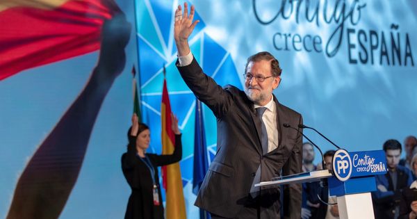 Foto: El presidente del Gobierno, Mariano Rajoy, saluda tras su intervención en la clausura de la convención nacional del PP. (EFE)