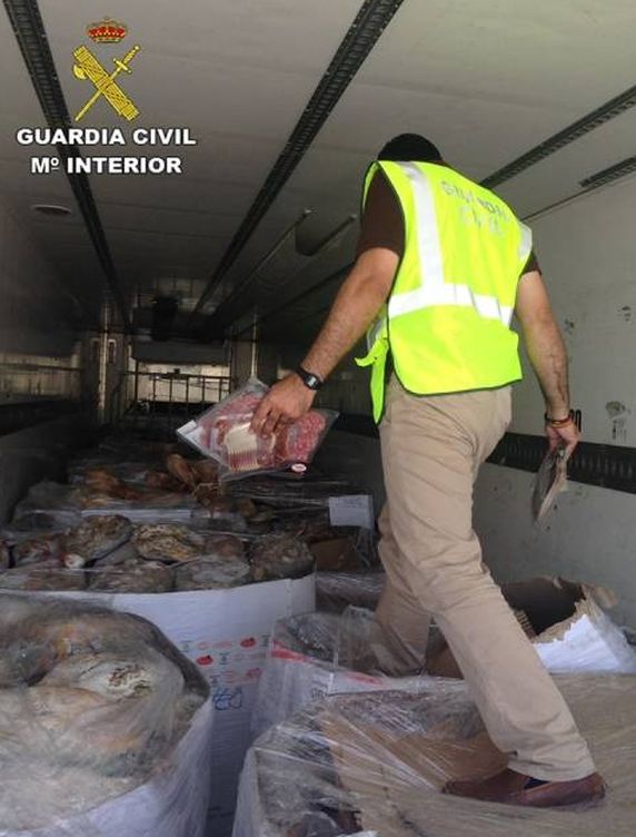Foto: Intervenidos 10.700 jamones y embutidos congelados en mal estado. (Guardia Civil)