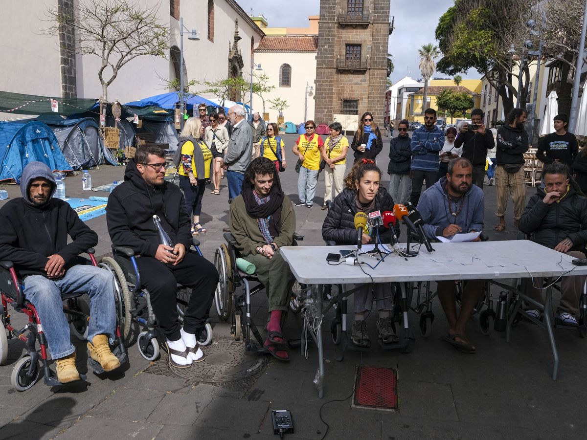 Foto: Los seis activistas en huelga de hambre en Tenerife. (EFE/Alberto Valdés)