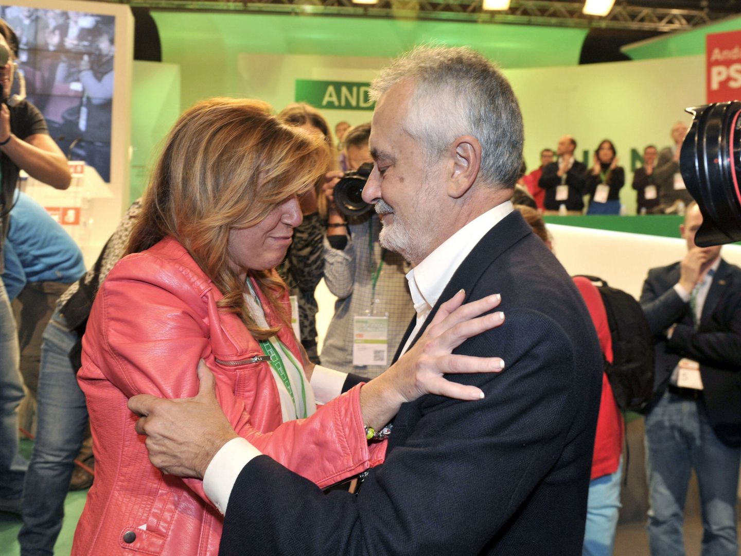 Susana Díaz abraza a José Antonio Griñán durante el congreso extraordinario del PSOE-A, que la eligió como presidenta. (EFE)
