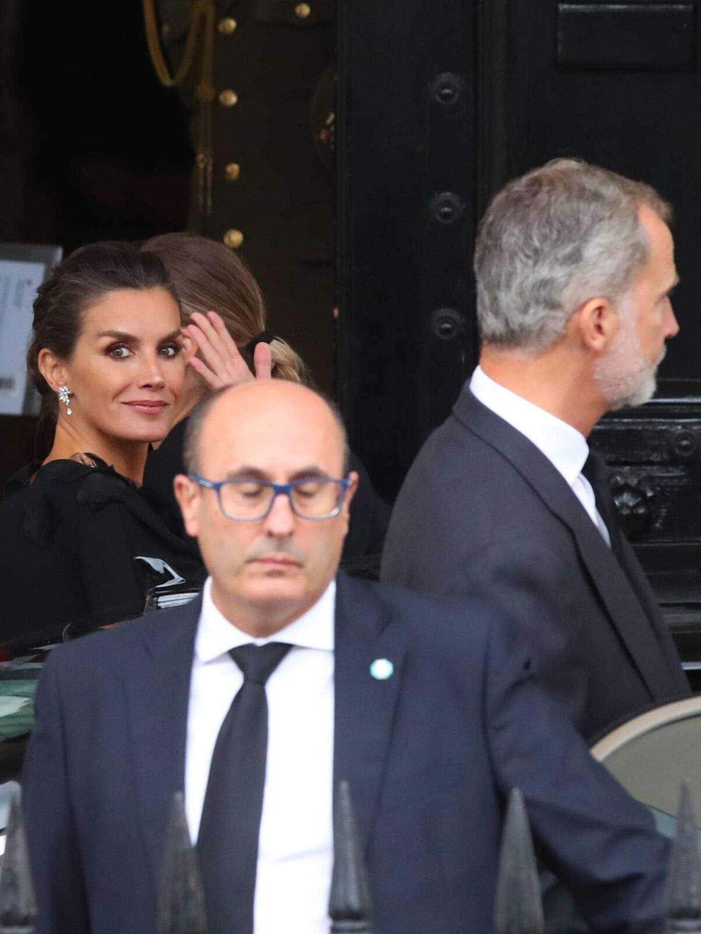 Felipe VI y Letizia, abandonando la embajada española rumbo a Westminster Hall. (Gtres)