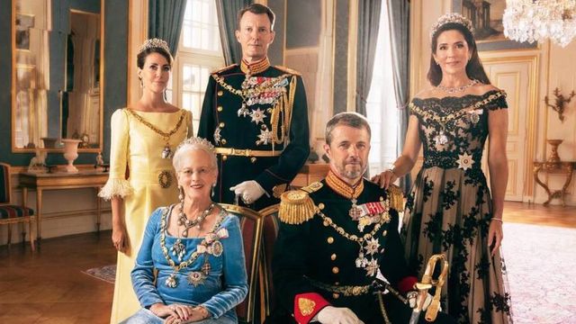 La reina Margarita de Dinamarca posa con sus hijos y nueras. (Kongehuset)