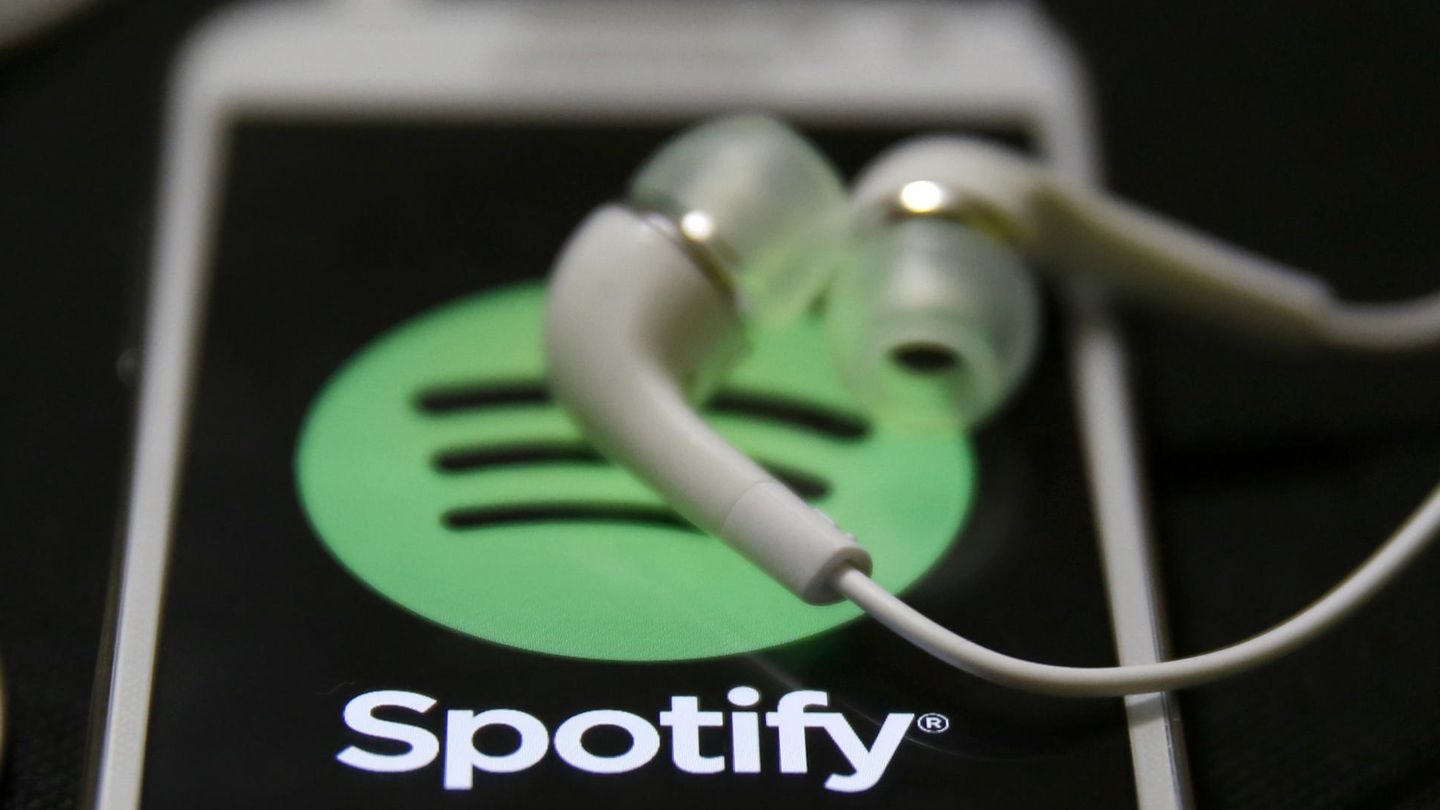 Un móvil reproduce música en Spotify (Reuters)