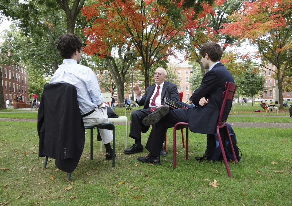Foto: Alumnos del MBA de Harvard conversan con uno de sus profesores en el recinto de la universidad. (iStock)