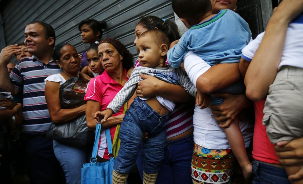 Largas colas para hacerse con papel higiénico y pañales para los niños en Caracas (REUTERS)